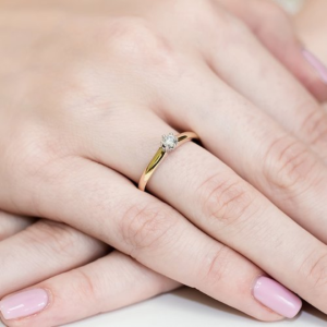 Pierścionek z Brylantem 0,20ct z żółtego złota próby 585. W-0317